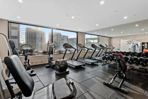 un gimnasio con un montón de máquinas de entrenamiento y cardio en Southbank Heart+2 Bed+Balcony+Pool+Gym+Free Wifi, en Brisbane