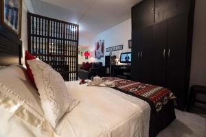1 dormitorio con 1 cama grande y armario negro en Apartamento en Centro de Buenos Aires Cerca del Obelisco en Buenos Aires