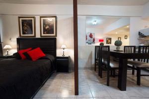 1 dormitorio con cama, mesa y comedor en Apartamento en Centro de Buenos Aires Cerca del Obelisco en Buenos Aires