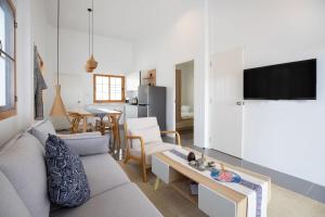 ein Wohnzimmer mit einem Sofa und einem Tisch in der Unterkunft Villa Sunrise Garden A181 in Ban Muang Mai