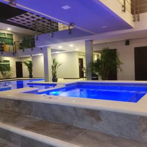 Bazén v ubytování Hotel Cayuga nebo v jeho okolí