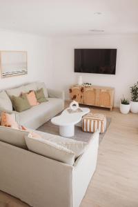 sala de estar con sofá y TV en Alma at Shoal Bay en Shoal Bay