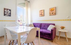 - un salon avec un canapé violet et une table dans l'établissement Nice Apartment In Baena With Kitchenette, à Baena