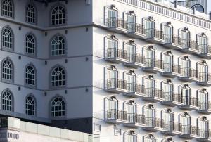 - une façade de bâtiment avec balcon dans l'établissement Eastin Hotel Vientiane, à Vientiane