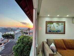 グラマドにあるApartamentos Gramado Haus no CENTRO by Achei Gramadoの市街の景色を望む窓付きの客室です。
