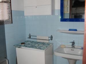 La petite salle de bains est pourvue d'un lavabo et de toilettes. dans l'établissement Studio Saintes-Maries-de-la-Mer, 1 pièce, 4 personnes - FR-1-475-57, à Saintes-Maries-de-la-Mer