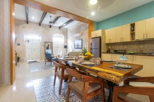 uma cozinha com uma grande mesa de madeira e cadeiras em Volta. Satisfy and locate yourself in Downtown em Campeche