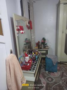 Zimmer mit einem Spiegel und einem Regal mit Spielzeug in der Unterkunft Cash and cash only please in ‘Izbat al Qaşr