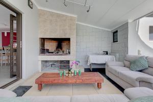 Χώρος καθιστικού στο Modern shared 5 BR Villa Pool near Blouberg Beach Wi-Fi