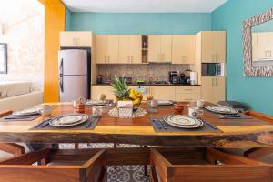 uma cozinha com uma mesa de madeira e uma cozinha com um frigorífico em Volta. Satisfy and locate yourself in Downtown em Campeche