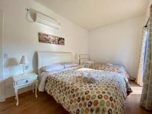 1 dormitorio con 2 camas y mesita de noche con cama sidx sidx sidx sidx sidx sidx en Apartamentos Onze1 no CENTRO by Achei Gramado, en Gramado