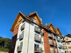 a building with balconies on the side of it at Apartamentos Onze1 no CENTRO by Achei Gramado in Gramado