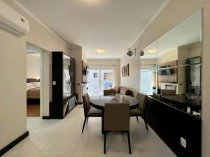a kitchen and dining room with a table and chairs at Apartamentos Onze1 no CENTRO by Achei Gramado in Gramado