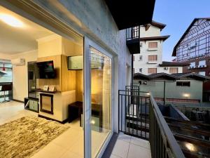 a balcony with a view of a building at Apartamentos Onze1 no CENTRO by Achei Gramado in Gramado