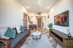 sala de estar con sofá y mesa en The Metropoles - Sy's Home, en Ho Chi Minh