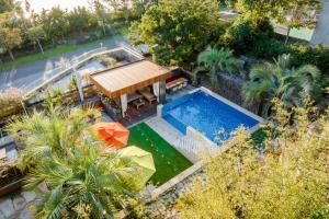 an overhead view of a backyard with a swimming pool at Bayhill Pool & Villa in Seogwipo