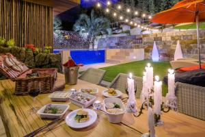 uma mesa com pratos e velas em Bayhill Pool & Villa em Seogwipo