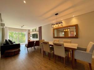 - une salle à manger avec une table et des chaises dans l'établissement Apartamentos Quinta do Palácio by Achei Gramado, à Canela