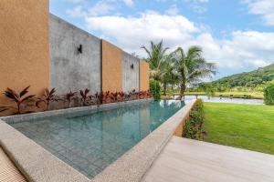 basen przed budynkiem w obiekcie Blue Haven Bay Luxury Pool Villa w mieście Ko Chang
