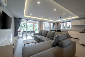 duży salon z kanapą i kuchnią w obiekcie Blue Haven Bay Luxury Pool Villa w mieście Ko Chang