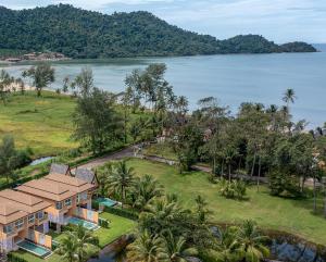 z góry widok na dom z widokiem na wodę w obiekcie Blue Haven Bay Luxury Pool Villa w mieście Ko Chang