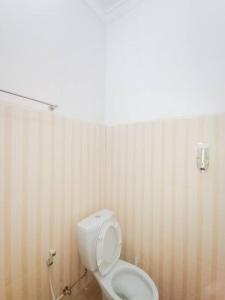 SalakanにあるSalma Guesthouseの個室に白いトイレがあるバスルーム