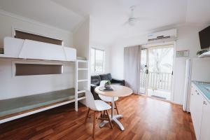 Katil dua tingkat atau katil-katil dua tingkat dalam bilik di BIG4 Breeze Holiday Parks - Bargara