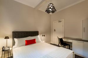 Postel nebo postele na pokoji v ubytování Como Court Budget Accommodation + 6 fotografií