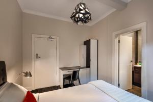 Postel nebo postele na pokoji v ubytování Como Court Budget Accommodation