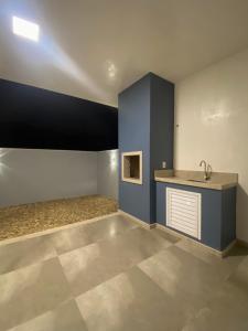 une pièce vide avec lavabo et comptoir dans l'établissement Recanto da Natureza & SPA, à Penha