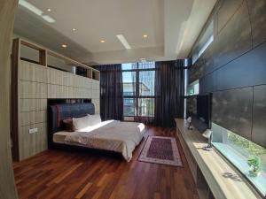1 dormitorio con 1 cama y bañera en una habitación en Mawar Villa By Malvacae Homestay Shah Alam, en Shah Alam
