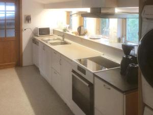 una cucina con lavandino e piano di lavoro di Holiday home Skibby XIV a Skibby