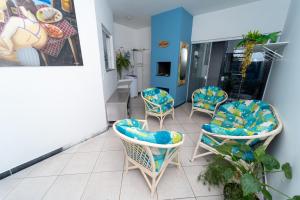 un patio con 4 sillas y una mesa en Casa de Praia, en Porto Belo