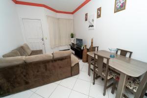 sala de estar con sofá y mesa en Casa de Praia, en Porto Belo