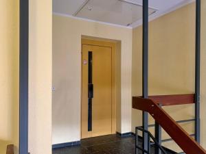 a hallway with a yellow door in a building at Vivi in Wolfenbüttel