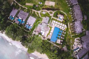 eine Luftansicht eines Resorts am Strand in der Unterkunft STORY Seychelles in Beau Vallon