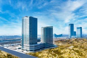 una vista aerea di una città con edifici alti di Shanxi Xiaohe Xincheng Talent Apartment a Taiyuan