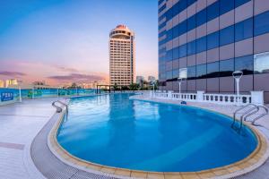 Bazén v ubytování Guangdong Hotel (Zhuhai) nebo v jeho okolí