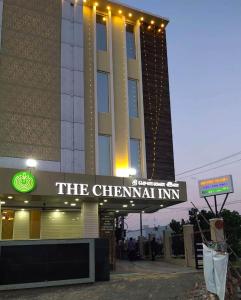 un hôtel avec un panneau indiquant l'auberge chimique dans l'établissement THE CHENNAI INN, à Chennai