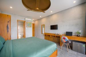 TV a/nebo společenská místnost v ubytování Bon Sand Villa & Spa Hoi An