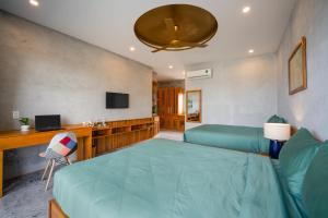 TV a/nebo společenská místnost v ubytování Bon Sand Villa & Spa Hoi An