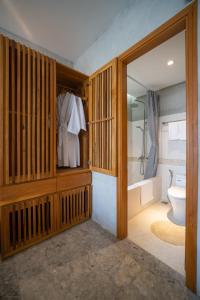 een badkamer met een douche, een toilet en een bad bij Bon Sand Villa & Spa Hoi An in Hội An