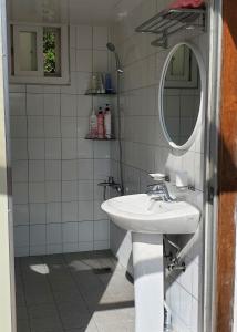W białej łazience znajduje się umywalka i lustro. w obiekcie Wolamjae w mieście Gyeongju