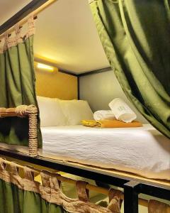 科隆的住宿－BAMBAM Hostel，一张小床,位于带窗帘的房间