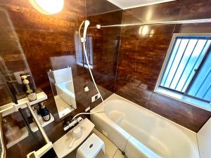 Koupelna v ubytování 柏 若柳イン Haku Wakanayanagi Inn + 36 fotografií