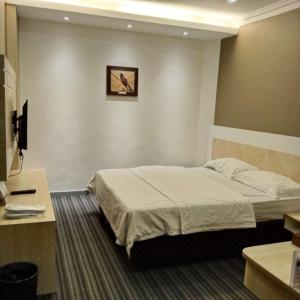 Habitación de hotel con cama y escritorio en Nest Dayroom, 12hours stay, en Bandar Seri Begawan