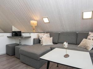 ein Wohnzimmer mit einem Sofa und einem Tisch in der Unterkunft Two-Bedroom Holiday home in Wendtorf 38 in Wendtorf