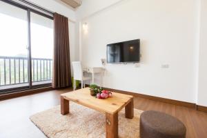 TV a/nebo společenská místnost v ubytování Summer Rocker Villa