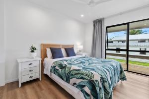 Giường trong phòng chung tại Waimanu Bliss Escape - Point Wells Holiday Home