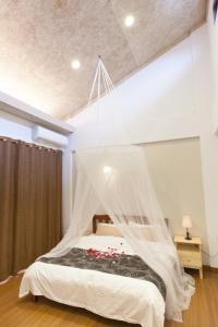 Postel nebo postele na pokoji v ubytování Summer Rocker Villa